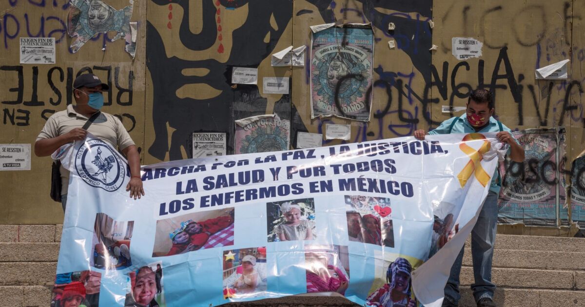 Pese a cuarentena, padres de niños con cáncer protestan en la CDMX por desabasto
